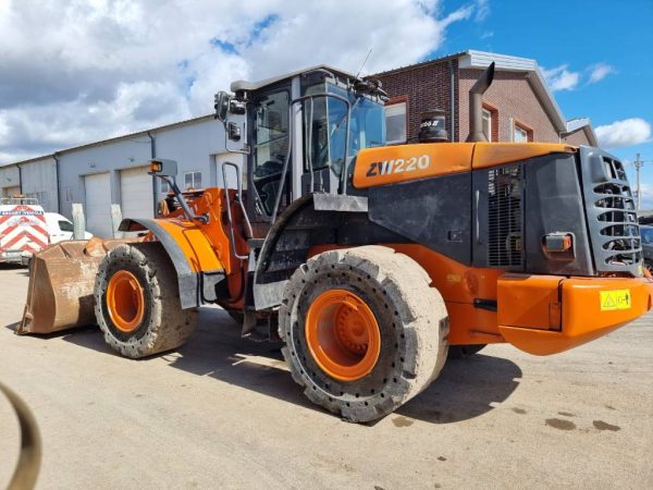 Hitachi ZW 220