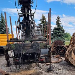 KNUCKLE BOOM CRANE WITH LEGS