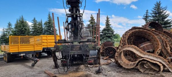 KNUCKLE BOOM CRANE WITH LEGS